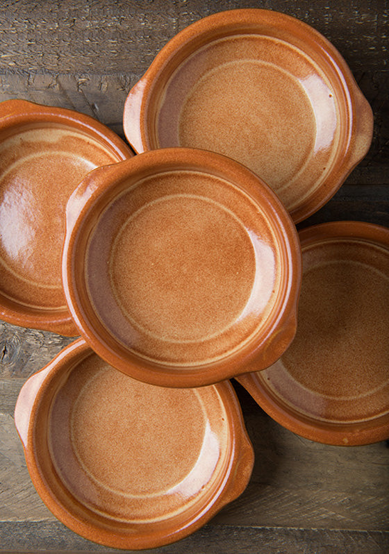 Un piatto in #ceramica si completa con il suo reggipiatto in ferrobattuto.  A #ceramic #plate is completed with its wrought iron …